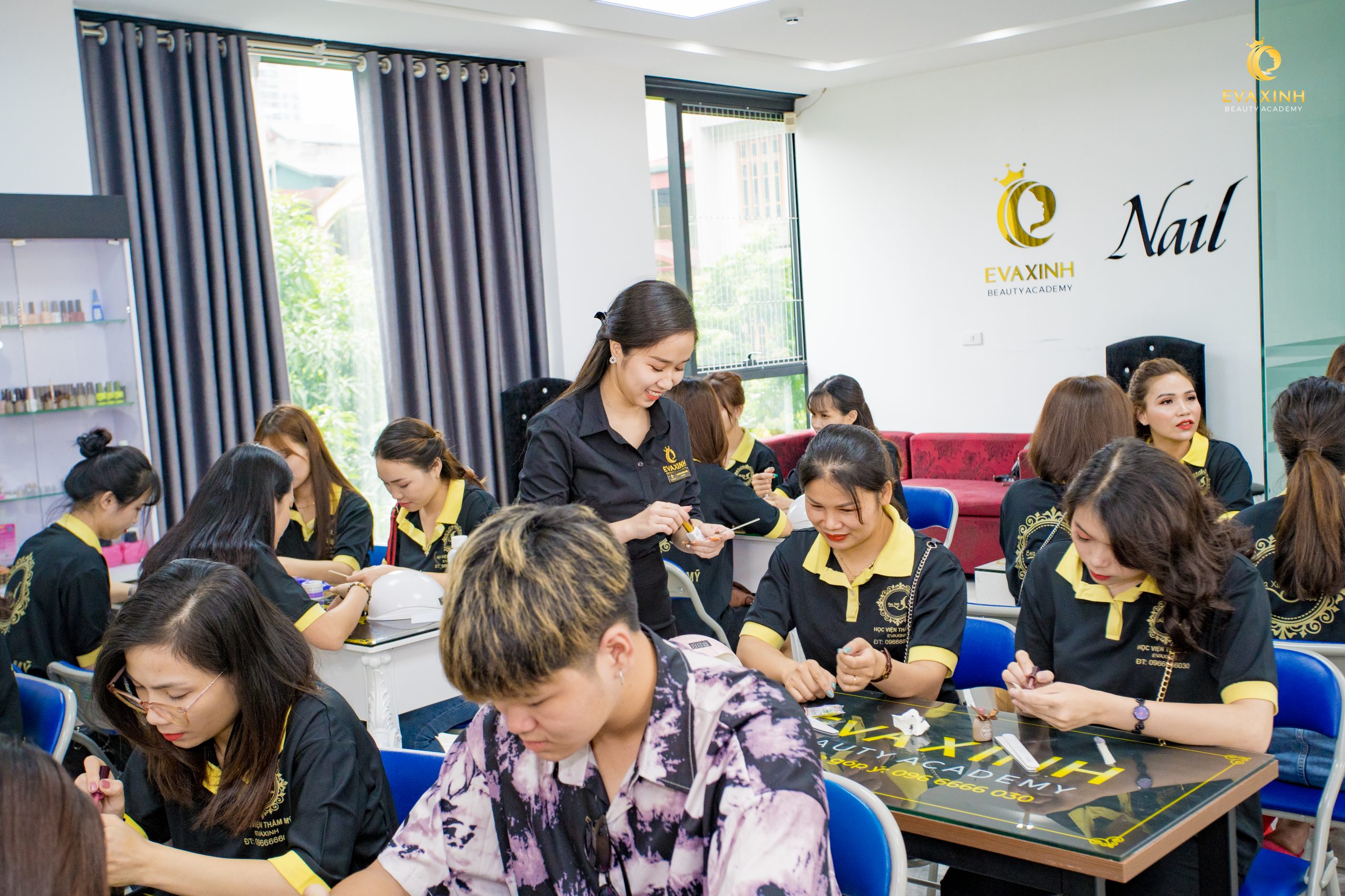 Học nghề nail đi nước ngoài tại Học viện Eva Xinh được hướng dẫn tận tình