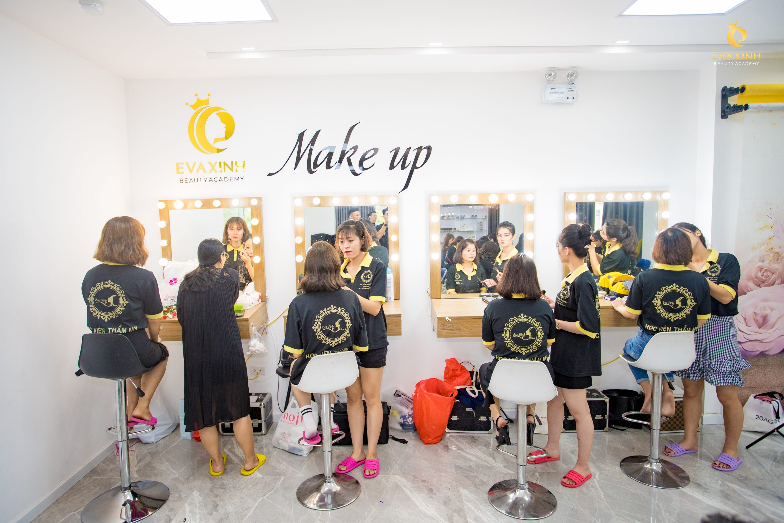 Khóa học makeup chuyên nghiệp tại Học viện Eva Xinh