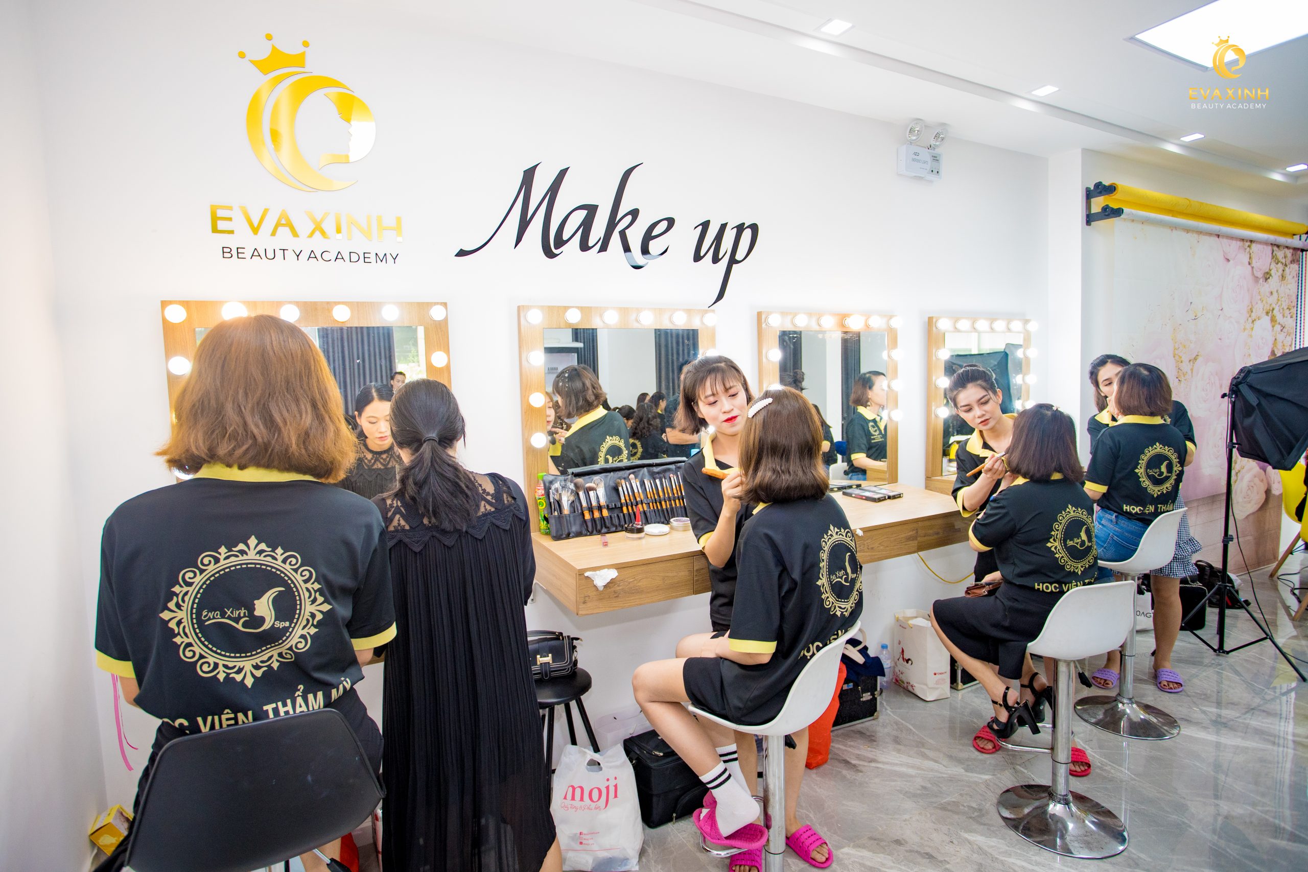 Giá khóa học makeup chuyên nghiệp phụ thuộc vào học ở đâu, học ai?