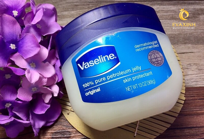 Có nên bôi vaseline sau khi xăm môi và chân mày hay không