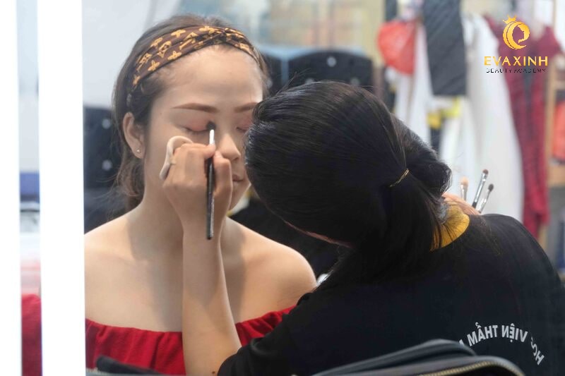 học makeup chuyên nghiệp cần những gì