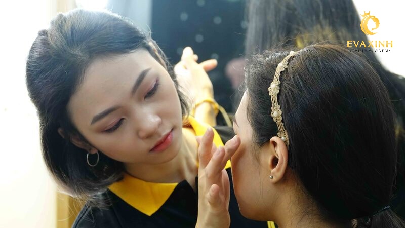 học makeup chuyên nghiệp cần những gì