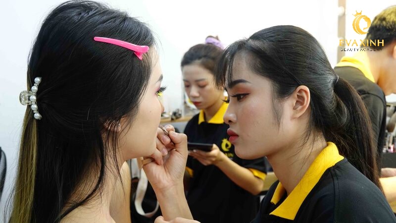 make up chuyên nghiệp cần những gì