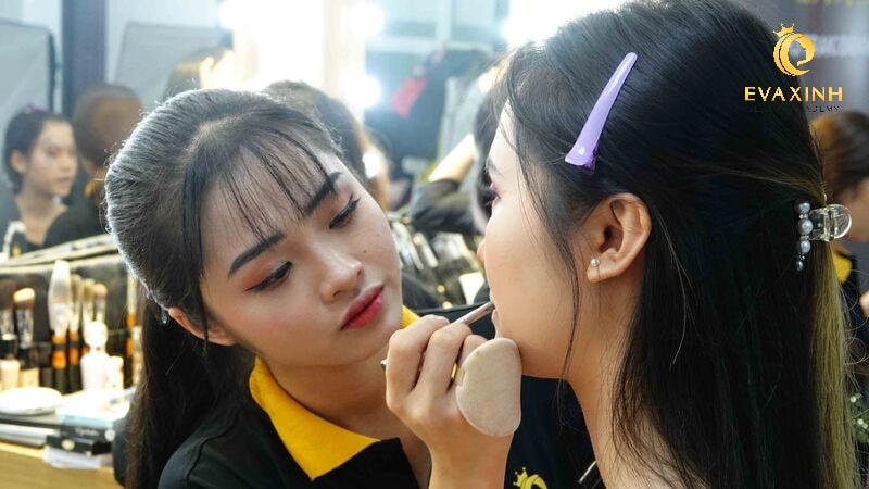 học makeup chuyên nghiệp cần những gì