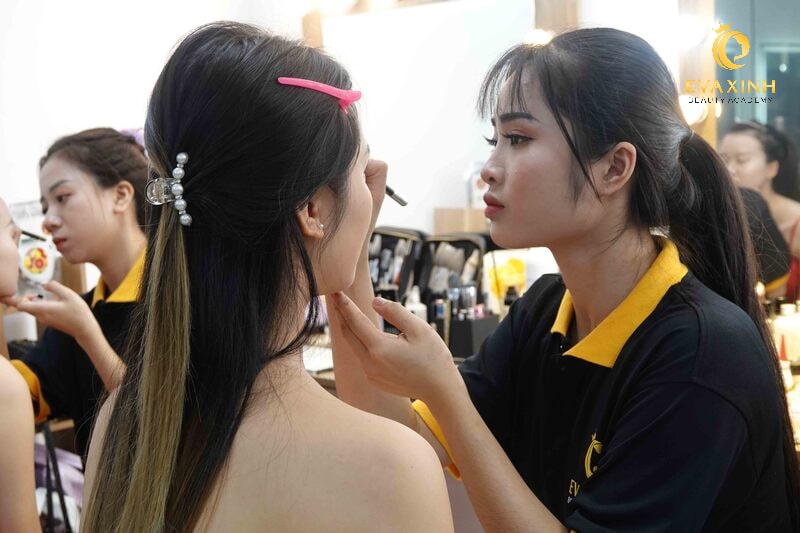 học makeup chuyên nghiệp cần những gì