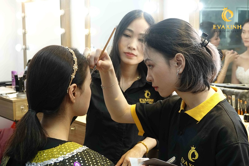 Khám phá ngay 7+ điều thú vị khi học nghề makeup tại HCM 2 học nghề trang điểm có tương lai không