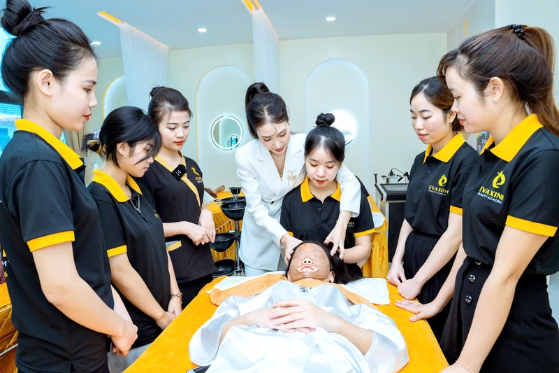 Giảng viên tại Học viện Eva Xinh có nhiều năm kinh nghiệm giảng dạy