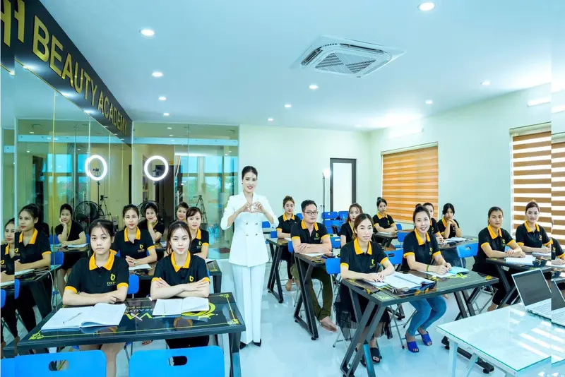 khóa học chăm sóc da Học viên sẽ được đào tạo bài bản cả kiến thức và thực hành