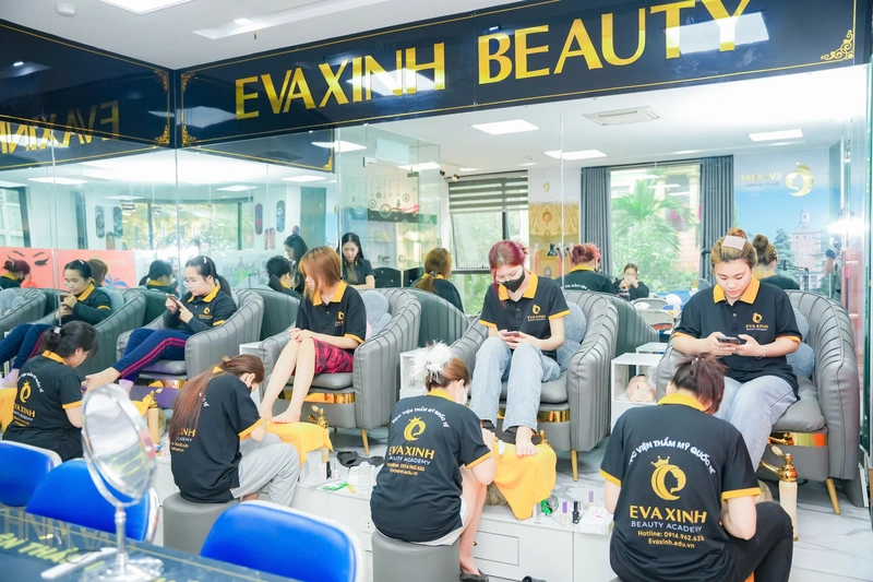 khóa học chăm sóc da Một buổi học chăm sóc sắc đẹp tại Học viện Eva Xinh