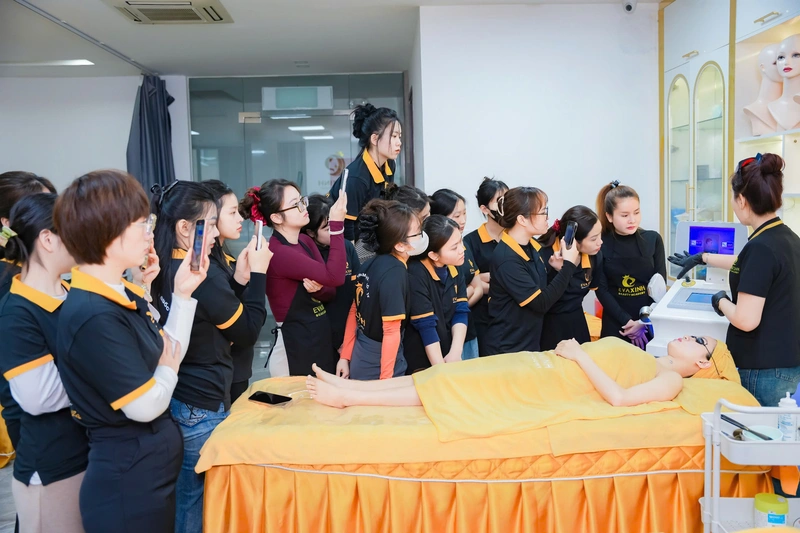 Học viên được học kỹ thuật massage về mặt