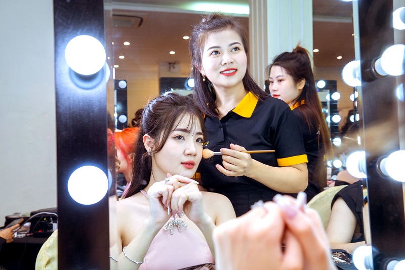 Khoá học makeup chuyên nghiệp, đào tạo make up cho người mới